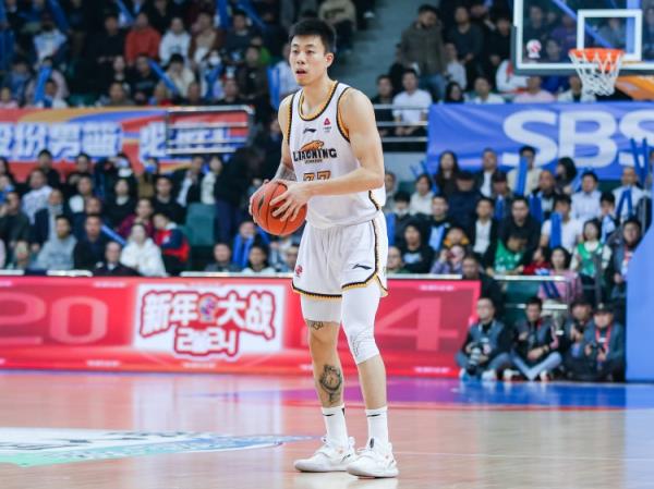 屋漏偏逢連夜雨！張鎮(zhèn)麟7中1僅得2分2板4助 末節(jié)受傷離場(chǎng)